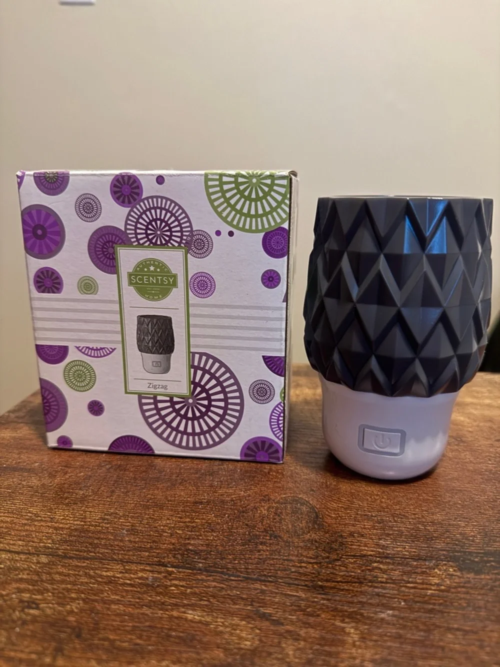 Scentsy Zigzag plug in diffuser in Gray